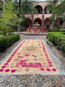 Elaborate altar ner the plaza