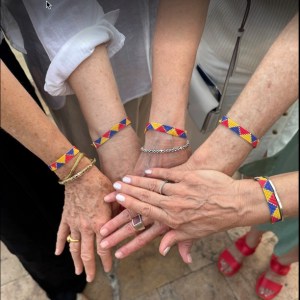 NextTribe makes beaded bracelets, Mi Barrio, Mi Sueño, Medellín Colombia